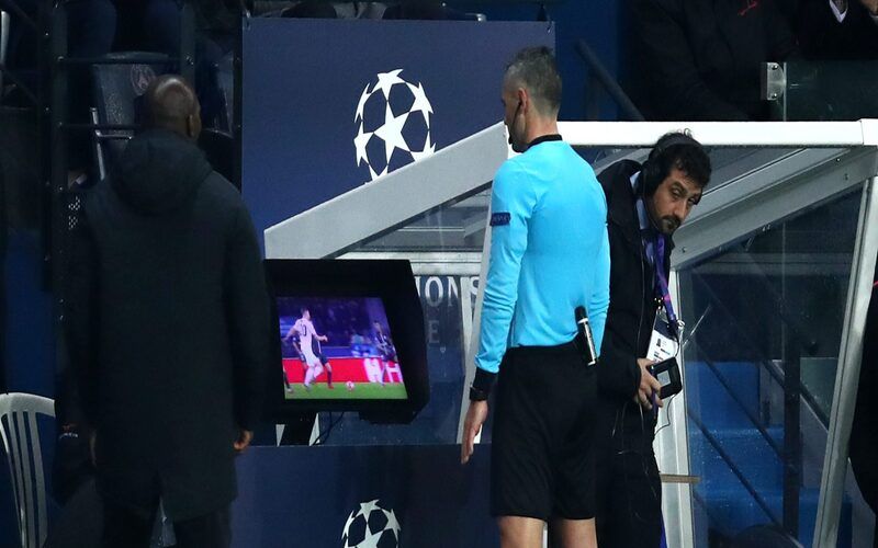 VAR trong bóng đá là gì: Nó hoạt động như thế nào, ưu và nhược điểm