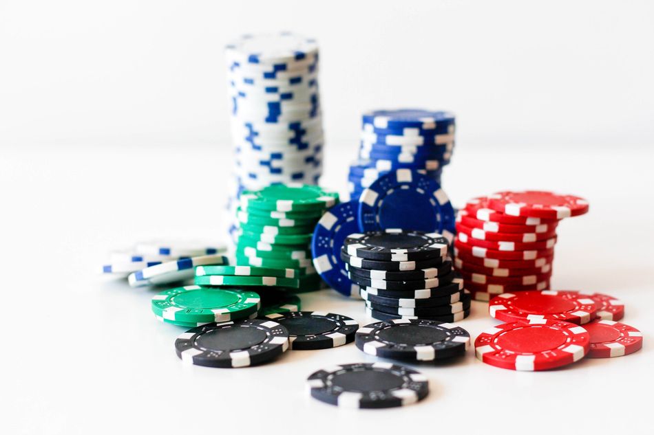 Chip poker là gì? Tìm hiểu về công dụng và phân loại chip poker