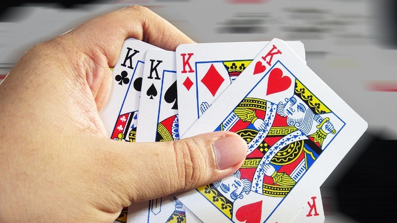 Cái gì có thể đánh bại một hình vuông? Trải nghiệm chiến thắng mọi lúc trong trò chơi bài Tiến Lên