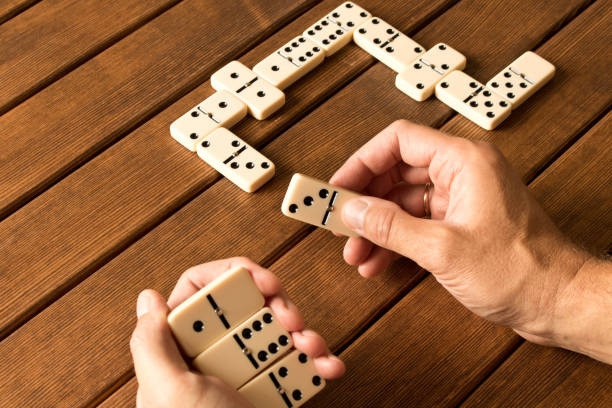 Cách chơi Domino: Hướng dẫn cơ bản dành cho 2-4 người chơi
