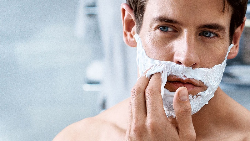 Đàn ông thường phải cạo râu và tóc ở nhiều nơi một cách thường xuyên.
