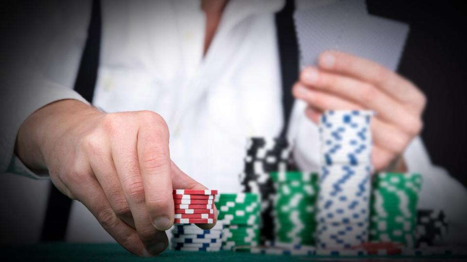 Poker Ba Thùng là gì? Khi nào nên sử dụng và chiến lược tốt nhất để đối phó với nó là gì? - Blog U