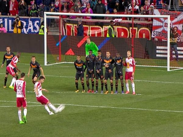 Cách sút phạt hàng rào ghi bàn từ tình huống cố định