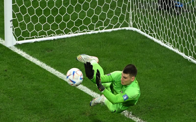 Thủ môn có thể ghi bàn không? Luật bóng đá 11 người dành cho thủ môn