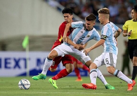 Tì Đè Trong Bóng Đá Là Gì? Hướng Dẫn Thực Hiện Kỹ Thuật Chi Tiết