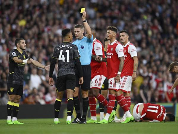 Tìm hiểu về 5 quy tắc thẻ vàng của Giải Ngoại hạng Anh và tác động của chúng