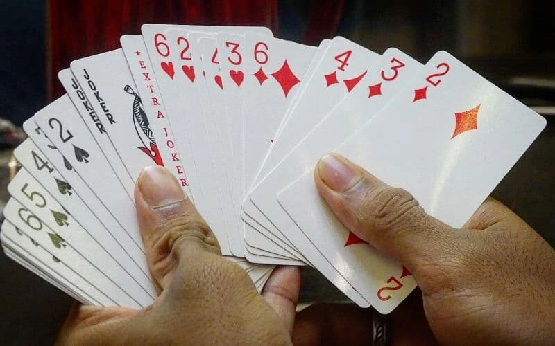 Thối bài là gì trong tiến lên? Lưu ý tránh thối bài cần nắm