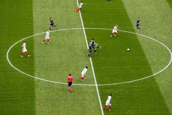 Luật giao bóng trong bóng đá áp dụng như thế nào?