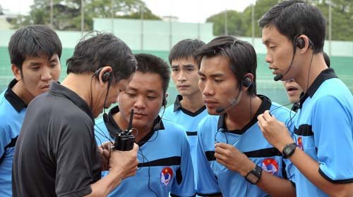 Sắm thiết bị liên lạc cho trọng tài - Tuổi Trẻ Online