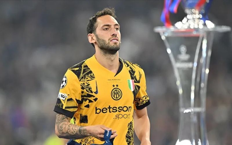 Hakan Çalhanoğlu sở hữu nhãn quan chiến thuật sắc bén