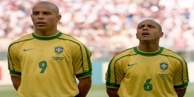 Huyền thoại Roberto Carlos với cú sút phạt thần sầu vào lưới đội tuyển Pháp