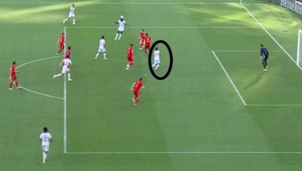 Định nghĩa và bối cảnh sử dụng kỹ thuật gài việt vị trong bóng đá