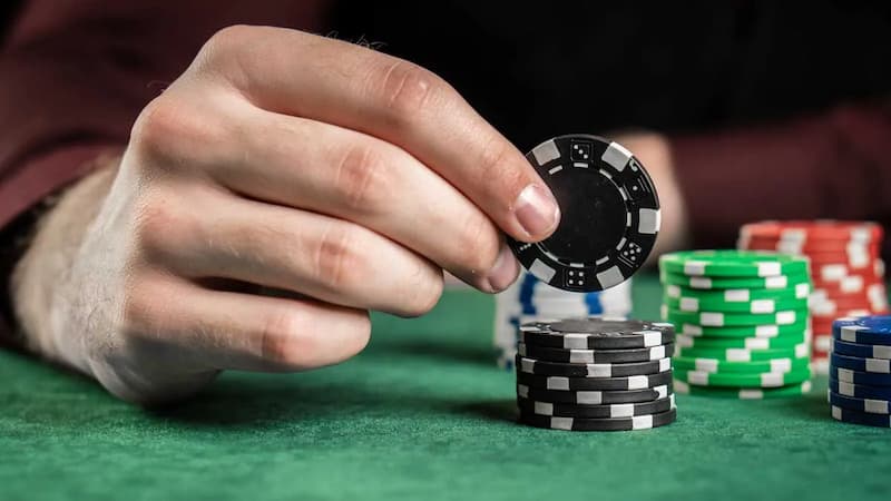 Thùng phá sảnh poker là gì? Cách dùng tay bài poker mạnh nhất